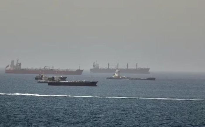 Theo các quan chức này, khoảng 40 tàu dầu đã di chuyển qua eo biển Hormuz với sự hỗ trợ của quân đội Mỹ. "Hầu hết, nếu không muốn nói là tất cả tàu dầu đã tắt bộ phát đáp trong quá trình di chuyển", một quan chức cho biết.