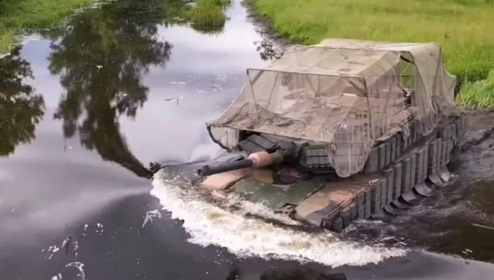 Tuy nhiên, trải nghiệm của các kíp lái Trung đoàn xung kích độc lập số 425 “Skala” cho thấy Abrams không dễ bị hạ gục chỉ sau một hoặc vài đòn tấn công.