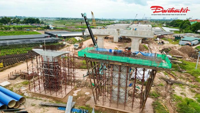 Quy mô lớn khiến dự án phải tổ chức thi công đồng thời trên nhiều khu vực. Hiện có 18 mũi thi công được triển khai tại cầu chính, cầu dẫn, đường công vụ và các mặt bằng đúc dầm.
