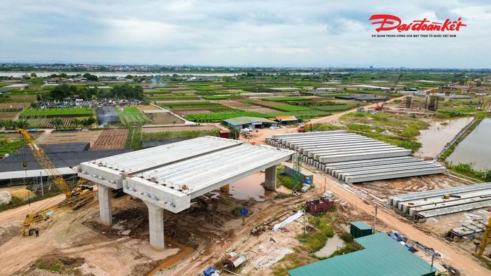 Không chỉ tập trung tại cầu chính, các hạng mục phía Hưng Yên cũng đang được đẩy nhanh. Những phiến dầm đầu tiên của cầu cạn đã được lắp đặt. Hai bãi đúc dầm lớn được đưa vào khai thác để phục vụ quá trình thi công trong thời gian tới.