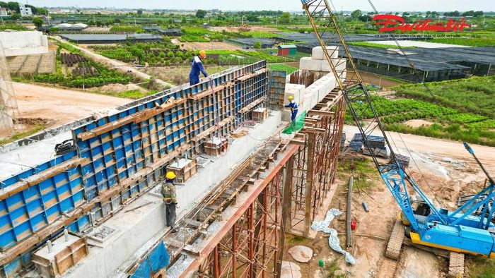 Tại hai đầu cầu, hàng trăm công nhân cùng máy móc được huy động làm việc liên tục. Việc triển khai nhiều mũi thi công cùng lúc nhằm tạo mặt bằng và sản lượng cho các công đoạn tiếp theo, đặc biệt là khi phần kết cấu cầu bước vào giai đoạn tăng tốc.