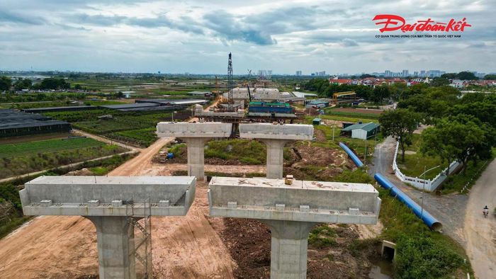 Các nhà thầu đang tiếp tục thi công bệ trụ và những hạng mục cầu dẫn, từng bước tạo nền móng cho phần kết cấu phía trên.
