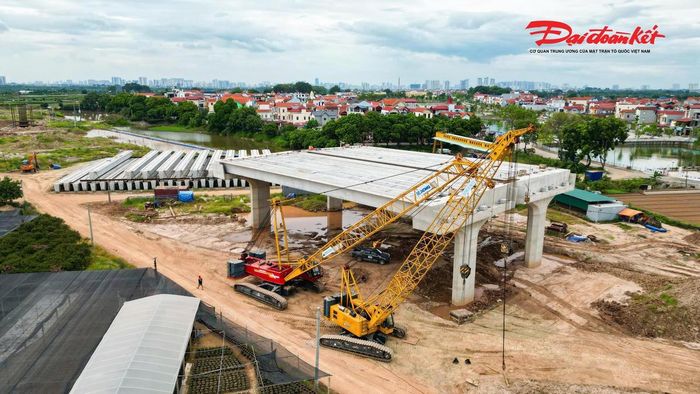 Việc các phiến dầm đầu tiên được lắp đặt tại phía Hưng Yên được xem là bước tiến mới của dự án, cho thấy công trường đang chuyển dần từ giai đoạn chuẩn bị, xử lý nền móng sang triển khai mạnh các hạng mục kết cấu.