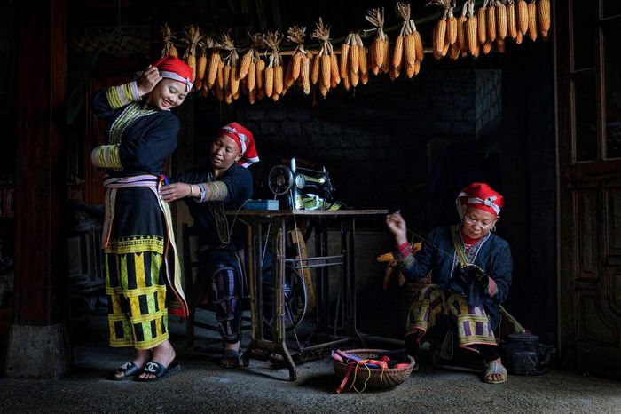 Ảnh “Thợ may người Dao”, Huy chương vàng FIAP cuộc thi 7° Trofeo il Cassero tại Ý năm 2019.
