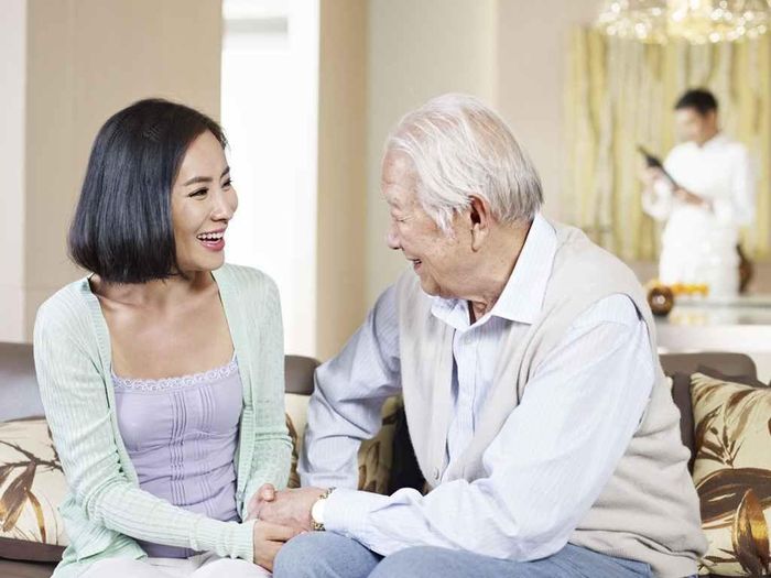  Sống cùng con cái, người cao tuổi phải học cách thích nghi với cuộc sống mới. Ảnh minh họa: B.K. 