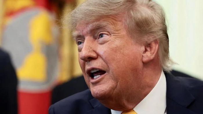 Tổng thống Trump xuất hiện với mái tóc sẫm màu hơn hẳn so với sắc vàng óng đặc trưng. Ảnh: Reuters.