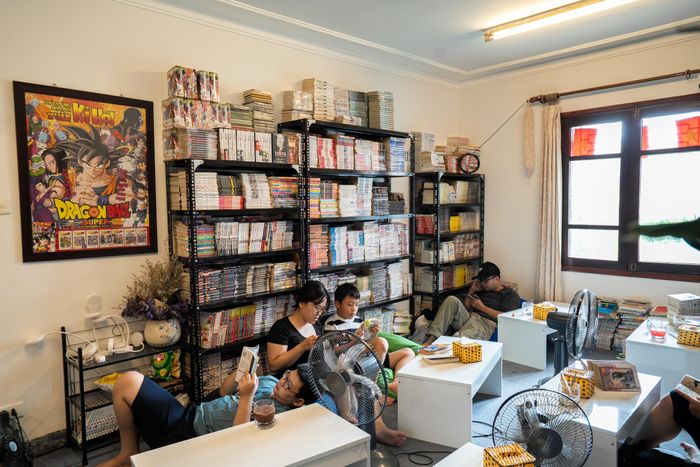  Tiệm truyện tranh thu hút cả người lớn lẫn trẻ nhỏ tới đọc. Ảnh: Trần Hiền.