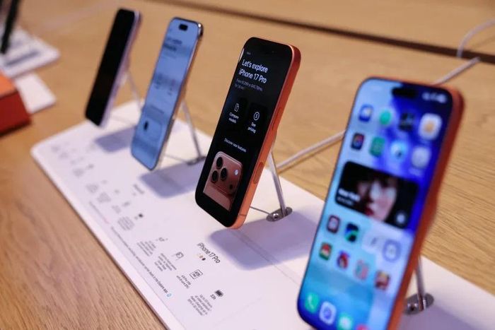 Dòng iPhone 17 được trưng bày tại một cửa hàng Apple ở thành phố New York (Mỹ) năm 2025. Ảnh: Reuters.
