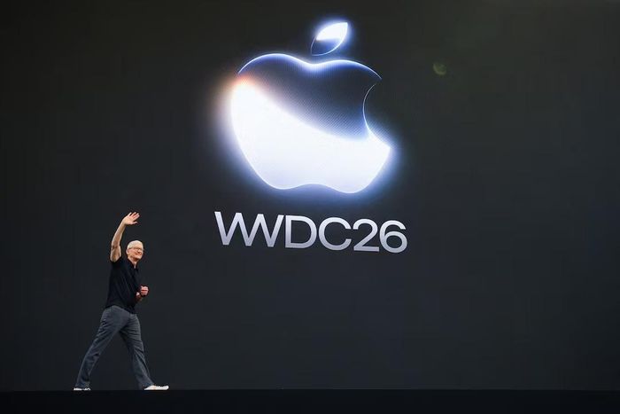 Tân CEO John Ternus đứng trước áp lực về cái bóng của người tiền nhiệm Tim Cook. Ảnh: Reuters.