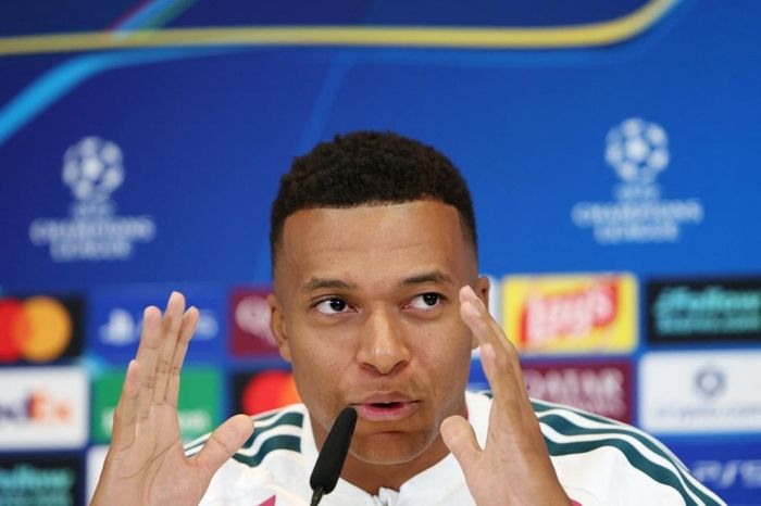 Mbappe thừa nhận vẫn phải cải thiện khả năng hỗ trợ phòng ngự, nhưng nhấn mạnh giá trị ghi bàn và những đóng góp khác mà anh mang lại cho Real Madrid. 