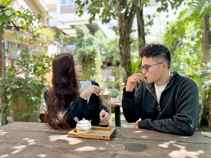  Thiên Nguyện kiên trì theo đuổi, còn Cẩm Tú dần mở lòng sau những cuộc trò chuyện kéo dài nhiều giờ. 