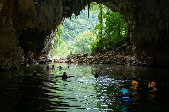 Du khách thám hiểm Tú Làn. Ảnh: Oxalis Adventure.