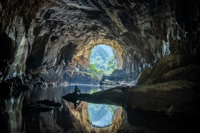 Du khách thám hiểm rừng sâu Hang Ba - hang Vịnh Dài. Ảnh: Oxalis Adventure.