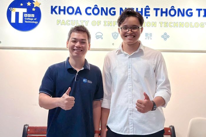  Thầy Lâm ấn tượng với Việt ở khả năng tự học và tinh thần cầu thị cao. Ảnh: NVCC.