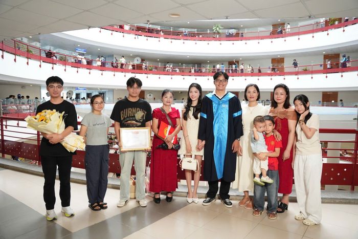  Duy Việt cùng gia đình trong lễ tốt nghiệp đại học. Ảnh: NVCC.