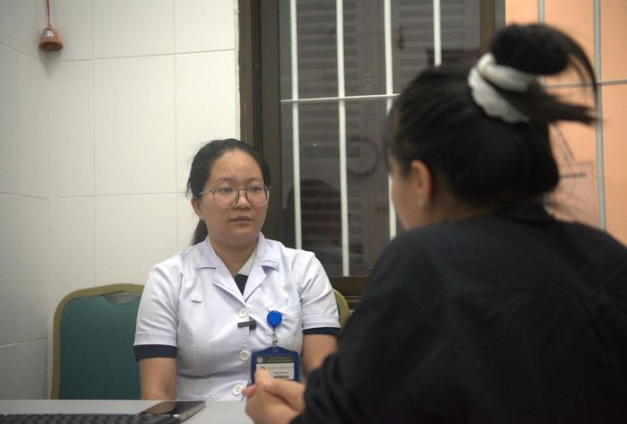 Bác sĩ Bảo Ngọc thăm khám cho bệnh nhân. Ảnh: Phương Anh.