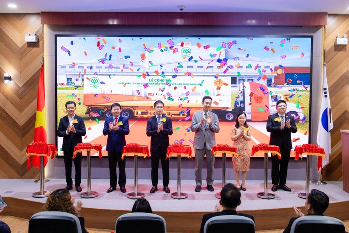 Lãnh đạo C.P. Việt Nam, đại diện Bộ Nông nghiệp và Môi trường, Đại sứ quán Hàn Quốc tại Việt Nam, Hội Chăn nuôi Việt Nam tham gia nghi thức công bố xuất khẩu lô thịt gà chế biến đầu tiên của Việt Nam sang thị trường Hàn Quốc. Ảnh: C.P. Việt Nam.