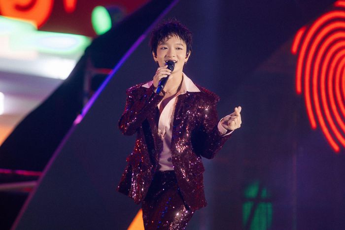  Hoàng Dũng trình diễn trước hơn 1 vạn khán giả trong concert Xoay tròn - D3 tại Hưng Yên. 