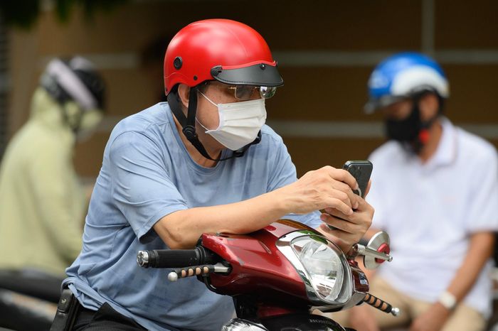 Ngày 8/9, nhiệt độ tại TP.HCM ghi nhận ở mức 32 độ C. Dù nắng nóng, nhiều phụ huynh vẫn tranh thủ tới sớm chờ đón con em tan học.