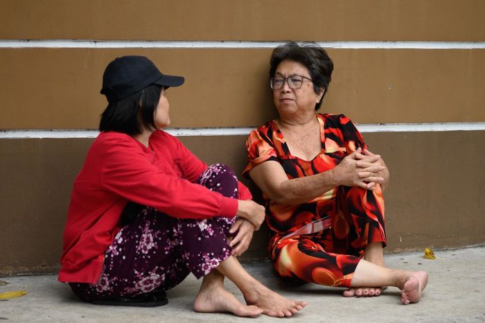  Bà Lâm Phúc (phải) hiện phải đón hai cháu ngoại học lớp 2 và lớp 3 do cha mẹ các em đều đi làm. Chia sẻ với Tri Thức - Znews, bà Phúc cho biết hai ngày nay, việc đưa đón cháu đều do bà đảm nhận. Bà nói nếu không có ông bà hoặc người thân hỗ trợ, nhiều gia đình sẽ rất khó thu xếp việc đưa đón con vào buổi trưa. Trẻ không được bán trú, mất thời gian di chuyển về nhà cũng không còn nhiều thời gian nghỉ trưa, nạp năng lượng để chuẩn bị cho ca học chiều.