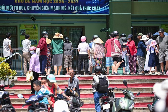  Sau quá trình sắp xếp lại mạng lưới trường lớp, nhà trường đang khẩn trương hoàn thiện tư cách pháp nhân và đồng bộ cơ sở vật chất giữa các cơ sở. Vị hiệu trưởng cho biết những công việc này nhằm đảm bảo đầy đủ điều kiện và an toàn cho học sinh trước khi triển khai bán trú. Nhà trường đang gấp rút hoàn thiện hồ sơ và chờ hướng dẫn chung của thành phố. 