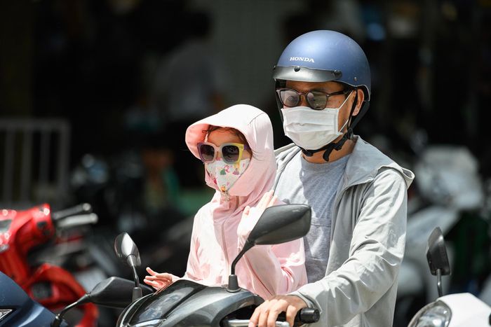  Với những học sinh có hoàn cảnh đặc biệt, không thể về nhà vào buổi trưa, nhà trường cho biết vẫn cố gắng tạo điều kiện trên cơ sở đảm bảo an toàn. Phụ huynh cần thông tin với giáo viên chủ nhiệm để giáo viên nắm tình hình và có phương án quản lý học sinh. 