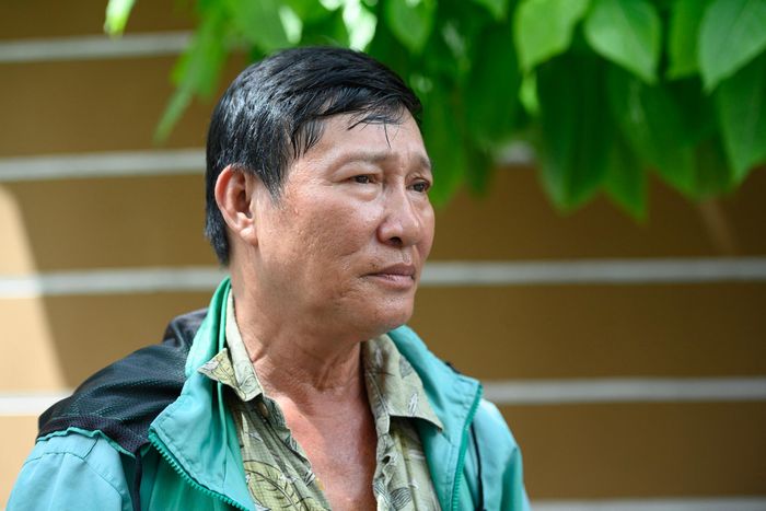  Ông Võ Văn Minh (phường Xóm Chiếu) là tài xế công nghệ nhưng phải tạm nghỉ việc để đón hai con học lớp 5 và lớp 8 tại trường Tiểu học Nguyễn Văn Trỗi và trường THCS Chi Lăng. Buổi trưa là thời điểm cao điểm của công việc tài xế song ông Minh đành nghỉ việc để đón con vì không yên tâm để con tự về nhà, nhất là trong thời điểm nắng nóng buổi trưa. Vị phụ huynh bày tỏ mong muốn nhà trường sớm ổn định bán trú để các con được ăn uống, nghỉ ngơi tại trường và phụ huynh yên tâm làm việc. 