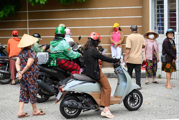  Lịch trình đưa đón giữa trưa này đang trở thành bài toán mới với nhiều gia đình ở TP.HCM khi năm học vừa bắt đầu nhưng trường chưa thể tổ chức bán trú. Với những phụ huynh phải đi làm cả ngày, việc đón con về nhà rồi quay lại trường cũng ảnh hưởng đến công việc. Nhiều người phải nghỉ phép, nhờ người thân hoặc hàng xóm hỗ trợ, thậm chí tạm gác công việc để đón và chăm con buổi trưa.