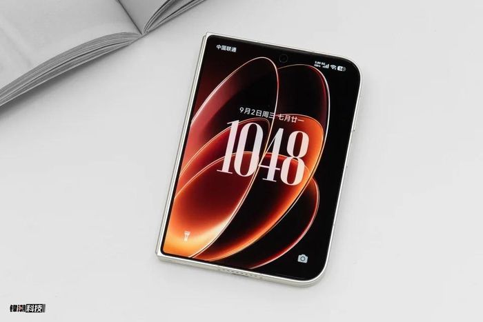  Xiaomi 18 Fold được định giá ở phân khúc cao cấp với giá khởi điểm từ 10.999 NDT (khoảng 42,7 triệu đồng) cho bản 12GB+256GB và cao nhất 14.999 NDT (khoảng 58,3 triệu đồng) cho bản 16GB+1TB. Đáng chú ý, hãng còn ra mắt phiên bản đặc biệt với mặt lưng gốm giới hạn 1.500 chiếc với giá 15.999 NDT (khoảng 62,2 triệu đồng). Ảnh: Fengchao Technology. 