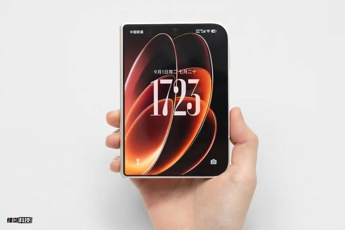  Khi gập lại, Xiaomi 18 Fold mang diện mạo của một chiếc smartphone dạng thanh với màn hình ngoài 5,38 inch. Thân máy ngắn giúp người dùng dễ dàng cầm nắm và thao tác bằng một tay. Ảnh: Fengchao Technology. 
