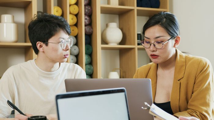  Khi máy làm thay phần việc của junior, doanh nghiệp và nhân viên cũng bắt đầu thích nghi theo những cách không ngờ tới. Ảnh minh họa: Artempodrez/Pexels.