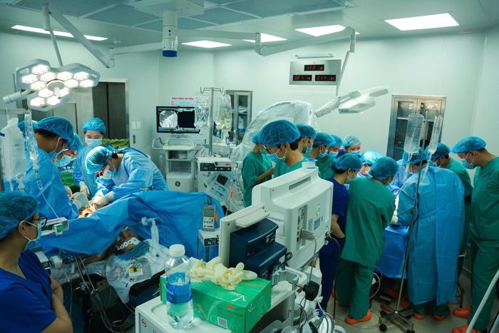  Hai ê-kíp phẫu thuật phối hợp đồng thời, lấy mảnh gan phải từ người hiến và chuẩn bị gan của người nhận để ghép. Ảnh: BVCC.