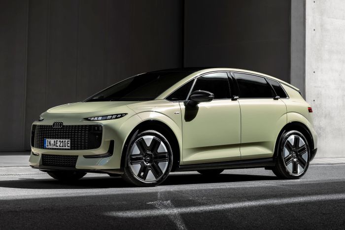 Audi A2 e-tron có 4 phiên bản động cơ với công suất tối đa lần lượt là 125 kW, 140 kW, 170 kW và 240 kW. Phiên bản cao cấp nhất sử dụng bộ pin dung lượng 84 kW với khả năng sạc nhanh 183 kW, giúp người dùng chỉ mất 29 phút để sạc từ 10% lên 80%.
