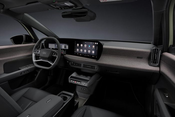 Audi A2 e-tron sở hữu bảng đồng hồ kỹ thuật số 11.9 inch và màn hình cảm ứng cong 12.8 inch. Khách hàng có thể lựa chọn giữa 3 hệ thống âm thanh khác nhau, cao cấp nhất là hệ thống Sonos 14 loa, công suất 660 W.