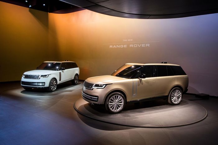Việc JLR đồng thời tinh giản hàng nghìn việc làm và duy trì chương trình đầu tư quy mô lớn cho thấy hãng đang cố gắng cân bằng giữa mục tiêu giảm chi phí trong ngắn hạn và quá trình chuyển đổi sang các công nghệ mới trong dài hạn.