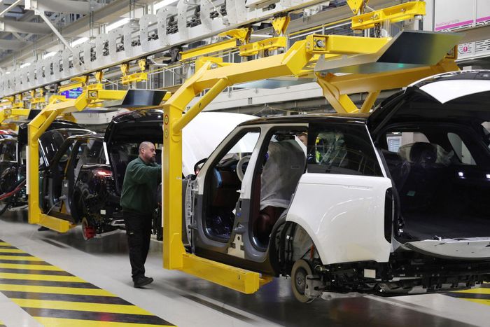 Jaguar Land Rover (JLR) sẽ cắt khoảng 4.000 việc làm trong 2 năm tới thông qua chương trình nghỉ việc tự nguyện, nhằm tiết kiệm khoảng 2,3 tỷ USD.