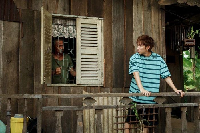 Trong bộ phim, "nhà ông nội" gắn liền với câu chuyện của đứa cháu Trí Bình (Cody Nam Võ) và ông Thời (NSUT Cao Minh). Đây là nơi ông cháu trải qua những ngày tháng nhiều va chạm bởi sự khác biệt giữa 2 thế hệ và dần thấu hiểu, gắn kết với nhau. Ảnh: Trí Dương, Huỳnh Lập.