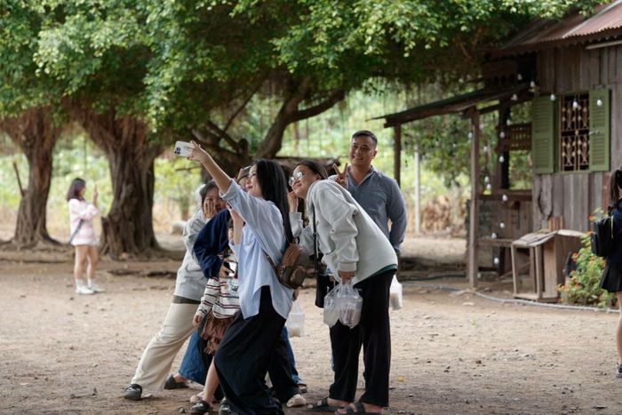 Sau 2 tuần bộ phim ra rạp, "nhà ông nội" bất ngờ được nhiều người tìm kiếm thông tin. Mỗi ngày, nơi đây đều thu hút đông đảo gia đình, người trẻ, thậm chí là du khách từ xa đến tham quan và chụp ảnh. Trên mạng xã hội, những bộ ảnh ghi lại không gian ngôi nhà cũng liên tục được chia sẻ khiến bối cảnh này càng được chú ý. Ảnh: Tôi yêu Tây Ninh.
