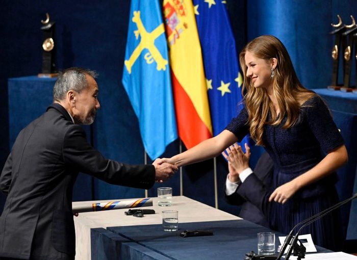  Công chúa Leonor trao giải thưởng Princess of Asturias Award for Literature cho nhà văn Nhật Bản Haruki Murakami. Ảnh: The Royal Watcher. 