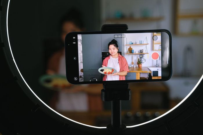 Đằng sau những màn ăn uống thu hút hàng triệu lượt xem là những rủi ro sức khỏe mà người thực hiện và người xem đều có thể đối mặt. Ảnh: Anna Shvets/Pexels.