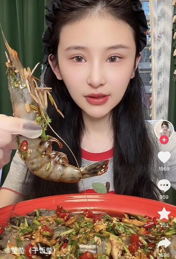 Yingying là nữ streamer nổi tiếng Trung Quốc với 1 triệu lượt theo dõi. Ảnh: Sina.