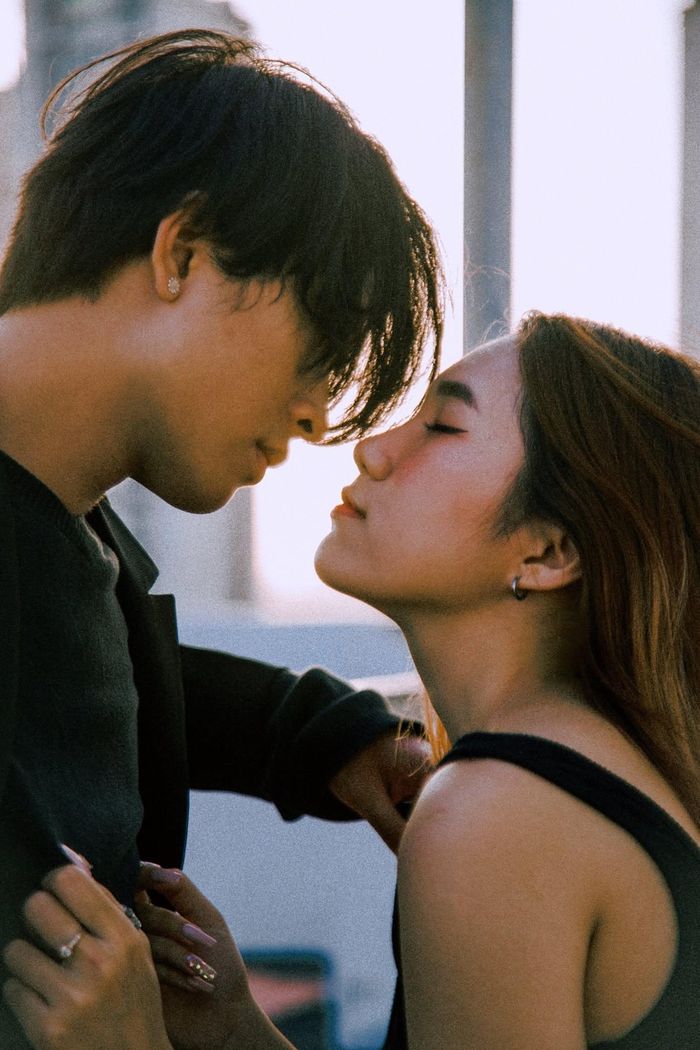 El Anh Thoại hỗ trợ bạn gái trong công việc. Chia sẻ về nửa kia, Du Uyên nói: "Anh ấy không không lãng mạn, thể hiện tình cảm chủ yếu bằng hành động. Ban đầu, tôi hơi bỡ ngỡ bởi sự khô khan của anh ấy. Nhưng hiện tại, tôi cảm thấy được yêu thương, che chở và là chính mình trong tình yêu". Bên cạnh các hoạt động nghệ thuật, họ còn đồng hành trong những chuyến du lịch, tập luyện.