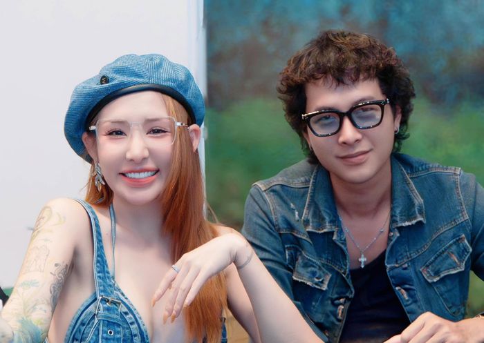 Sau 5 năm gắn bó, Du Uyên và stylist, diễn viên El Anh Thoại chia tay. Cả hai hiện giữ mối quan hệ bạn bè, hỗ trợ nhau trong công việc. Trong bài đăng vào chiều 8/9, Du Uyên cho biết: "5 năm là một chặng đường đủ dài để hai người hiểu nhau, thương nhau, cùng nhau trưởng thành và cùng nhau đi qua rất nhiều điều. Đến hôm nay, chúng ta chọn dừng lại không phải vì những gì đã có không còn ý nghĩa, mà bởi cả hai đều hiểu rằng có những mối quan hệ đẹp nhất khi được khép lại đúng lúc. Từ người yêu trở thành bạn. Không oán trách, không tiếc nuối, cũng không cần phải xoá đi những ký ức đã từng rất đẹp".