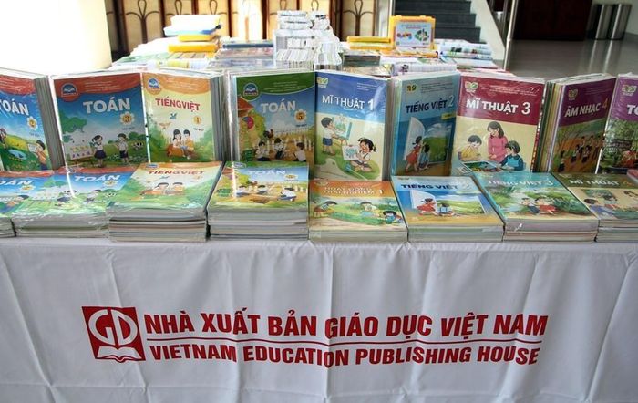 Sách giáo khoa được cung ứng liên tục phục vụ năm học mới