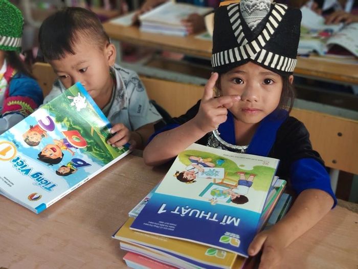 Sách giáo khoa đến với trường học vùng biên giới, hải đảo