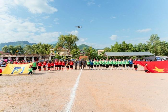 Thôn Ngọc Lập và Thôn Đồng Quảng tranh tài ở trận chung kết Giải bóng đá nữ xã Minh Hòa 2026.