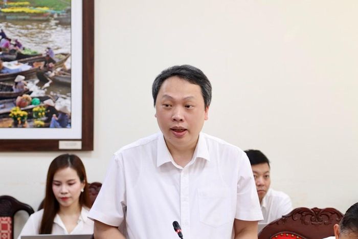 Thứ trưởng Bộ VHTTDL Nguyễn Huy Dũng báo cáo tại buổi làm việc