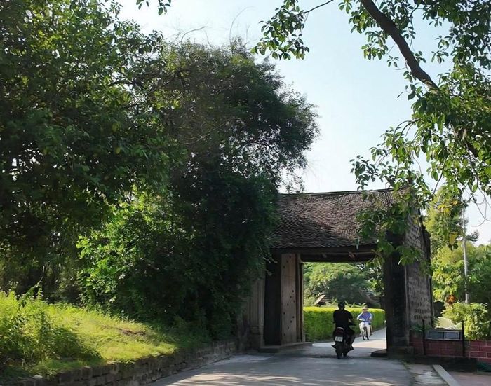Cổng làng Mông Phụ