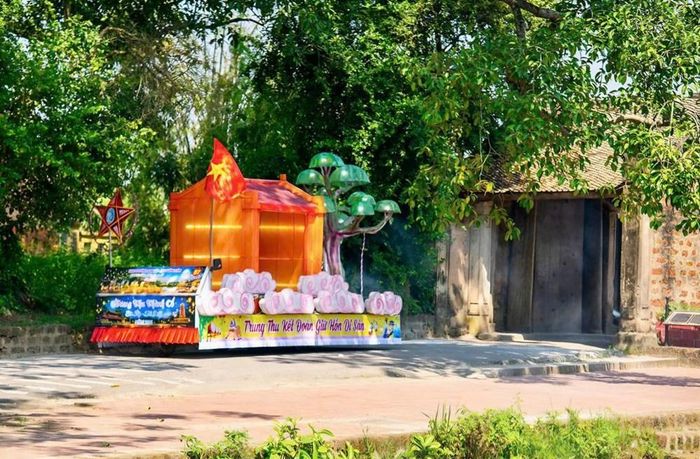Mô hình đèn Trung thu mô phỏng cổng làng, cây đa và những tầng mây trắng