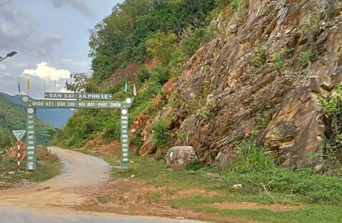 Tuyến đường dài khoảng 800m từ Quốc lộ 15 vào Khu di tích lịch sử cách mạng Hang Co Phương đã hoàn thành phần nền từ năm 2018 nhưng đến nay vẫn chưa hoàn thiện